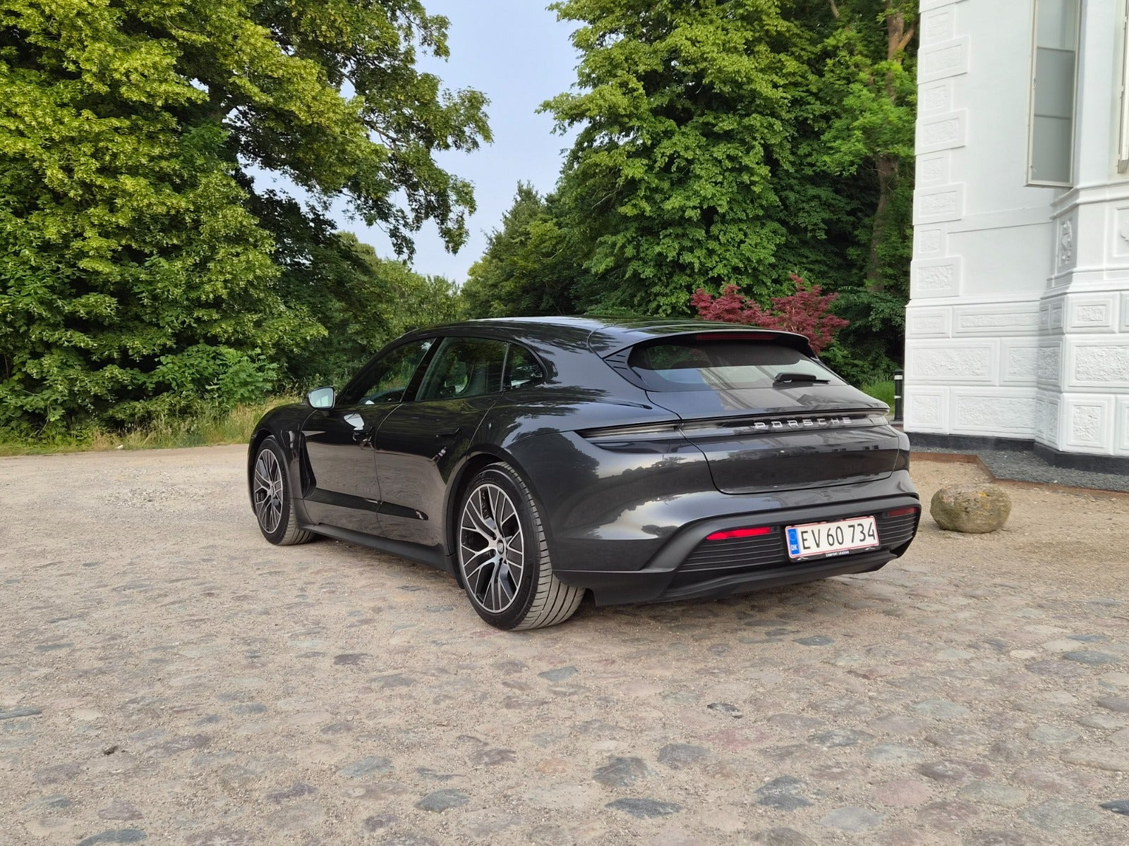 Grå Porsche Taycan fra 2023