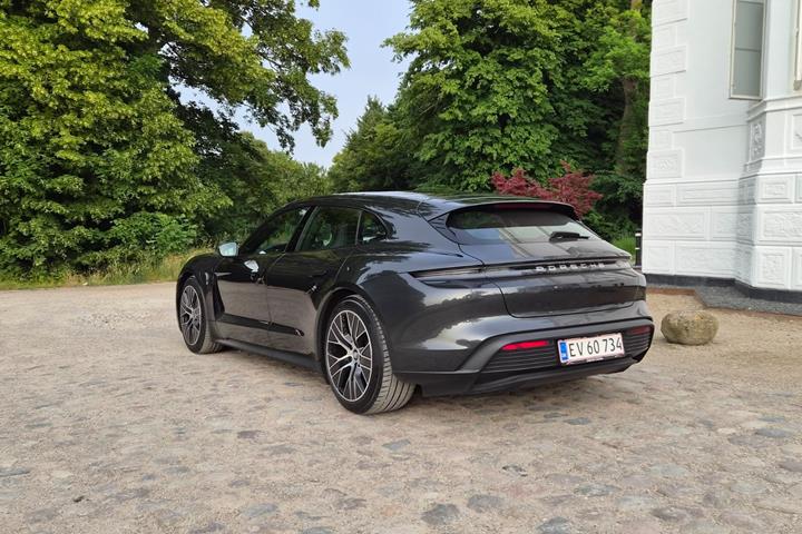 Grå Porsche Taycan fra 2023