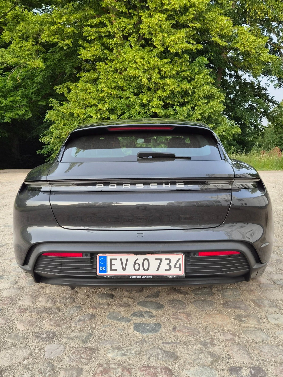 Grå Porsche Taycan fra 2023
