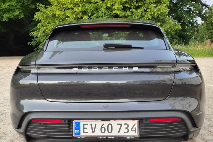 Grå Porsche Taycan fra 2023