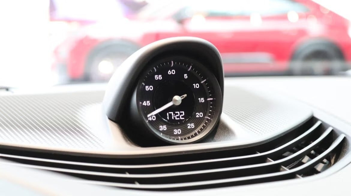 Grå Porsche Taycan fra 2023