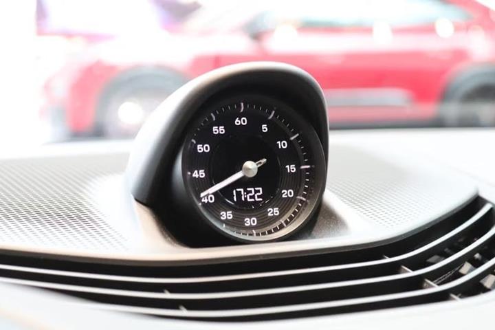 Grå Porsche Taycan fra 2023