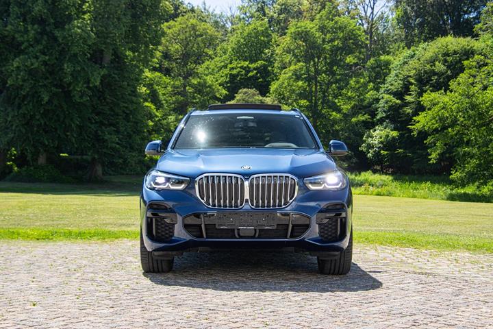 Blå BMW X5 fra 2022