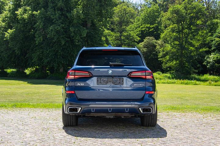 Blå BMW X5 fra 2022