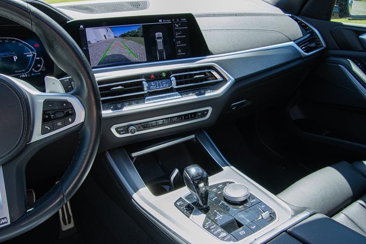 Blå BMW X5 fra 2022