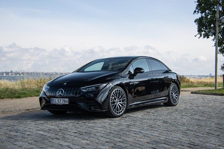 Sort Mercedes EQE43 fra 2023