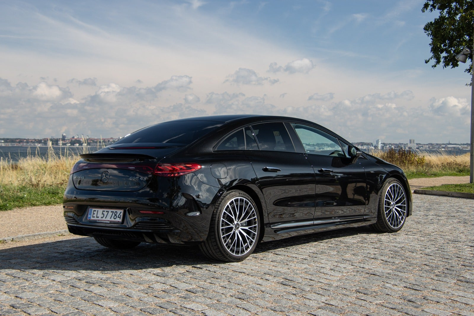 Sort Mercedes EQE43 fra 2023