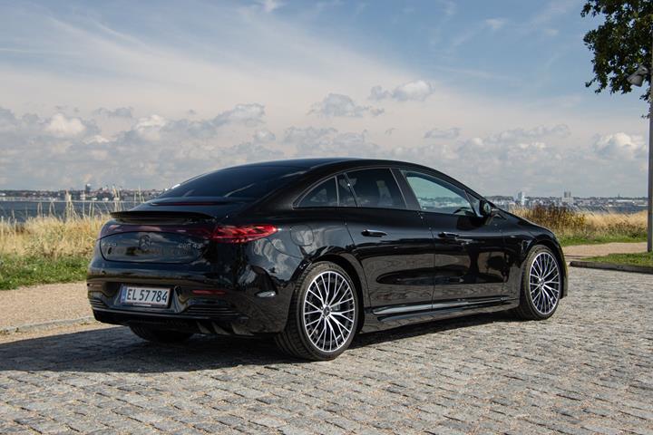 Sort Mercedes EQE43 fra 2023