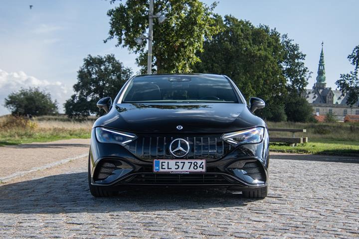 Sort Mercedes EQE43 fra 2023