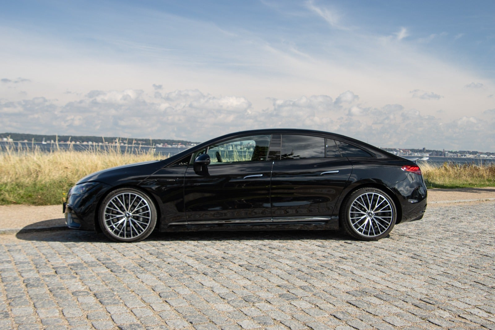 Sort Mercedes EQE43 fra 2023