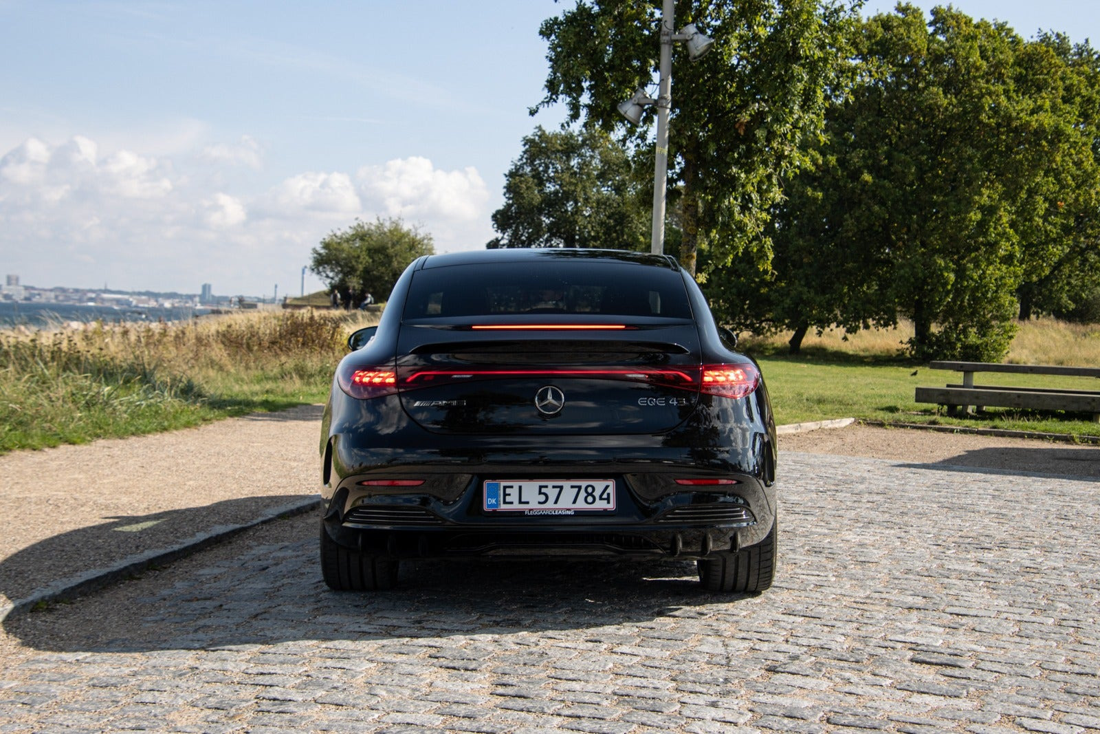 Sort Mercedes EQE43 fra 2023