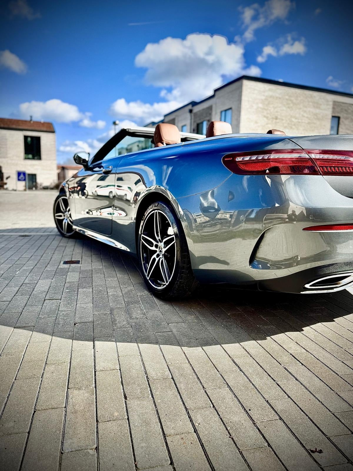 Grå Mercedes E200 fra 2017