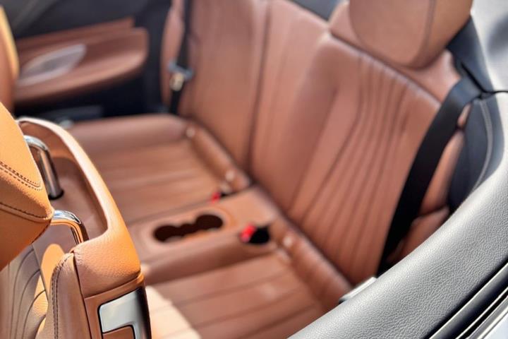 Grå Mercedes E200 fra 2017