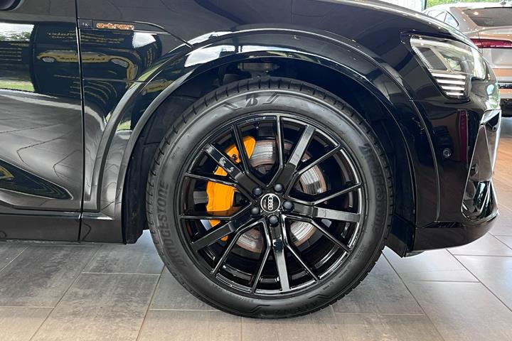 Sort Audi e-tron fra 2023