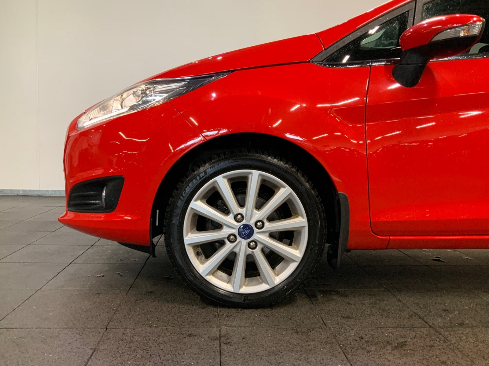 Rød Ford Fiesta fra 2016