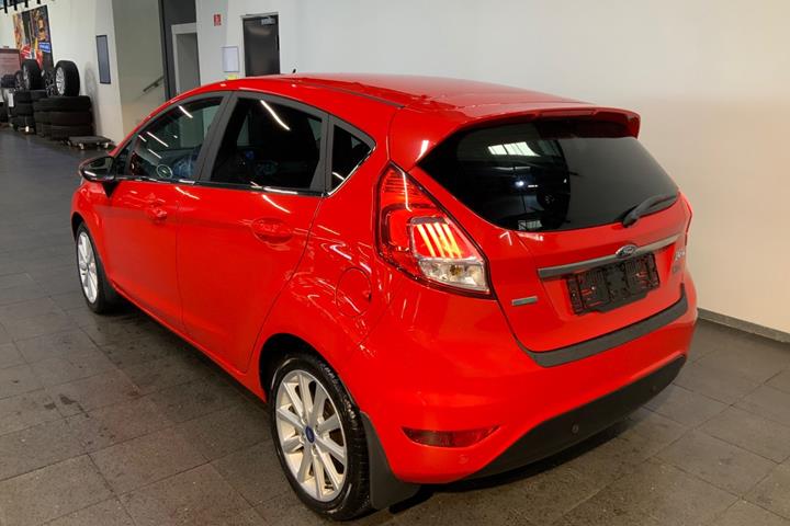 Rød Ford Fiesta fra 2016