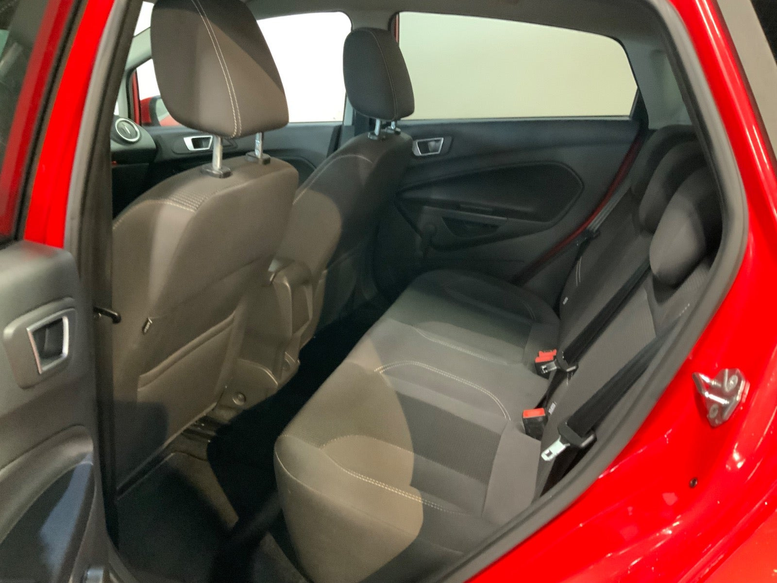 Rød Ford Fiesta fra 2016