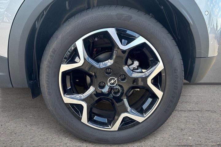 Grå Opel Mokka-e fra 2024