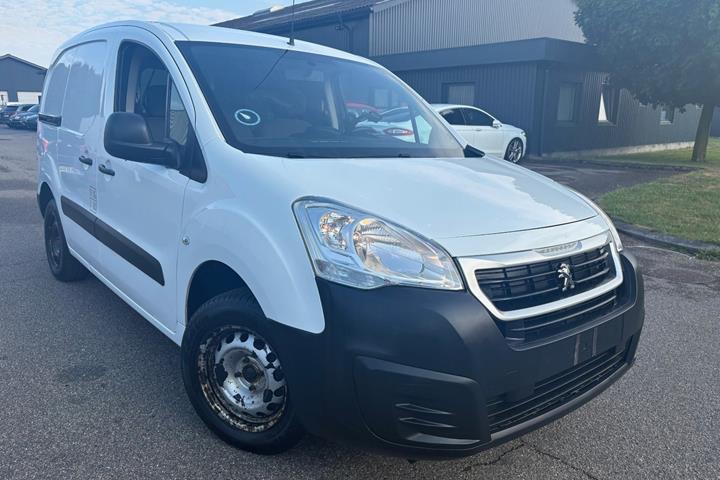 Hvid Peugeot Partner fra 2016 set udefra