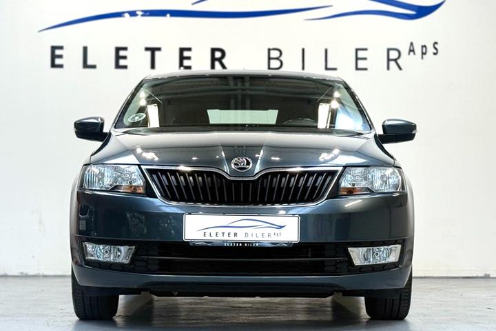 Grå Skoda Rapid fra 2017