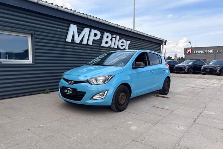 Blå Hyundai i20 fra 2014