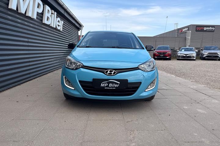 Blå Hyundai i20 fra 2014