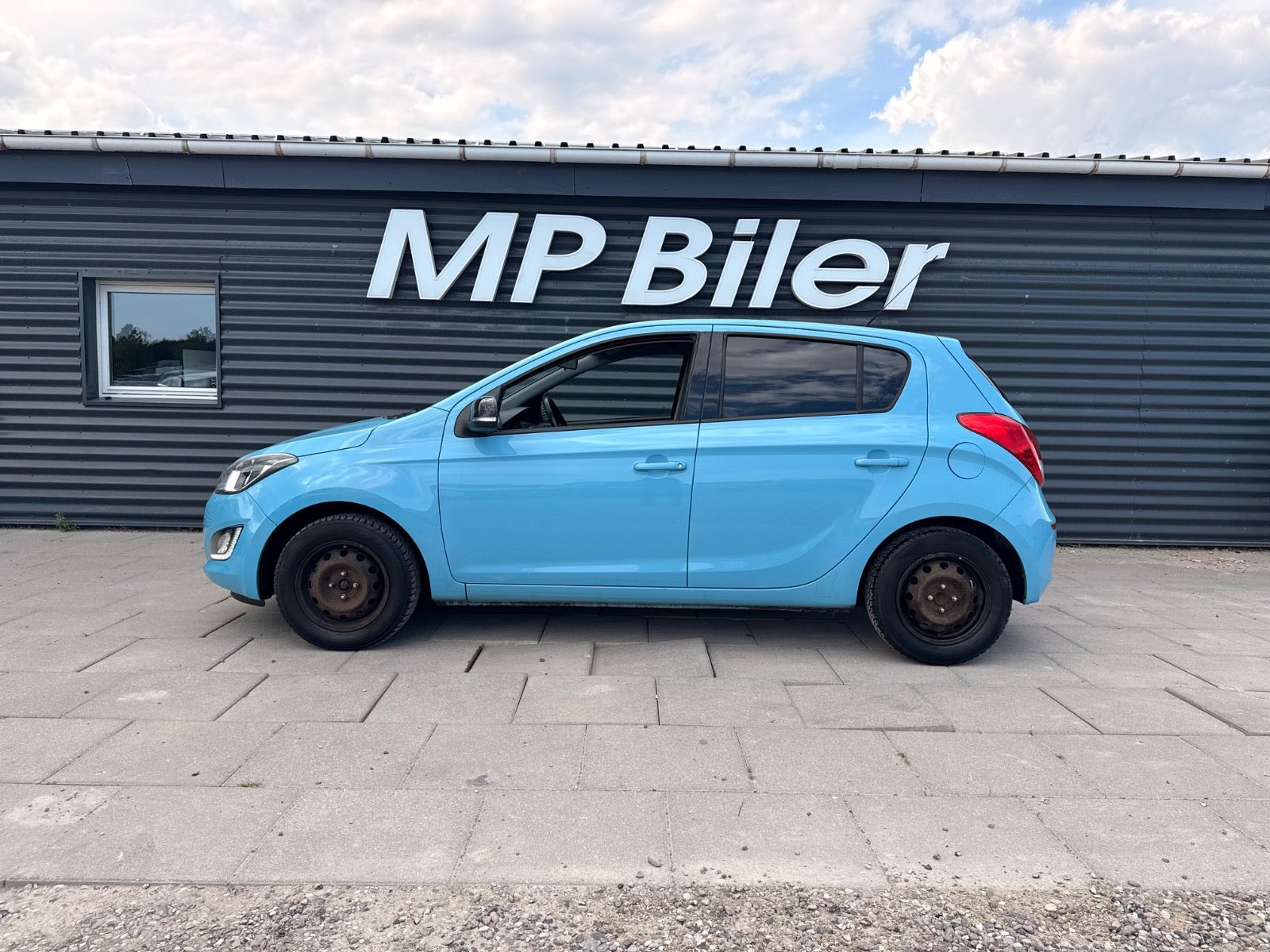 Blå Hyundai i20 fra 2014