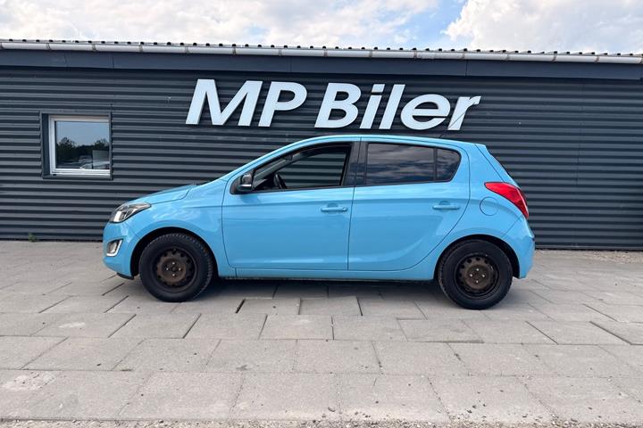Blå Hyundai i20 fra 2014