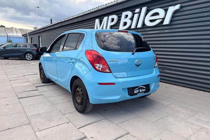 Blå Hyundai i20 fra 2014