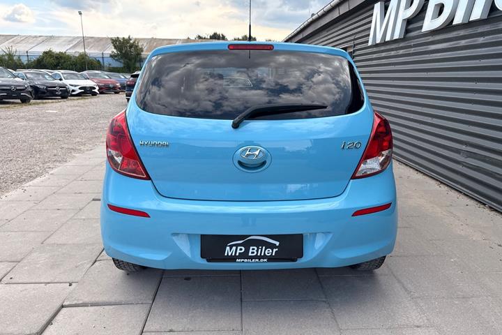 Blå Hyundai i20 fra 2014