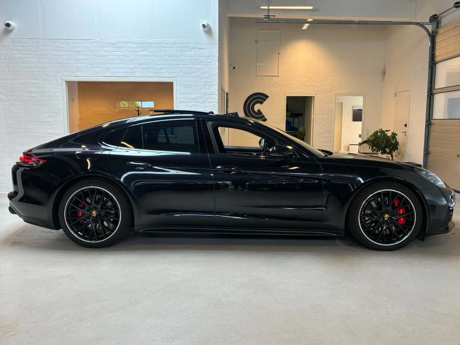 Sort Porsche Panamera GTS fra 2019