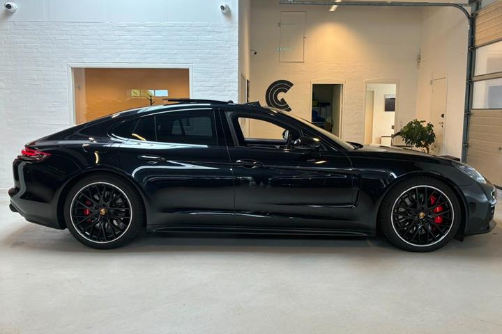 Sort Porsche Panamera GTS fra 2019