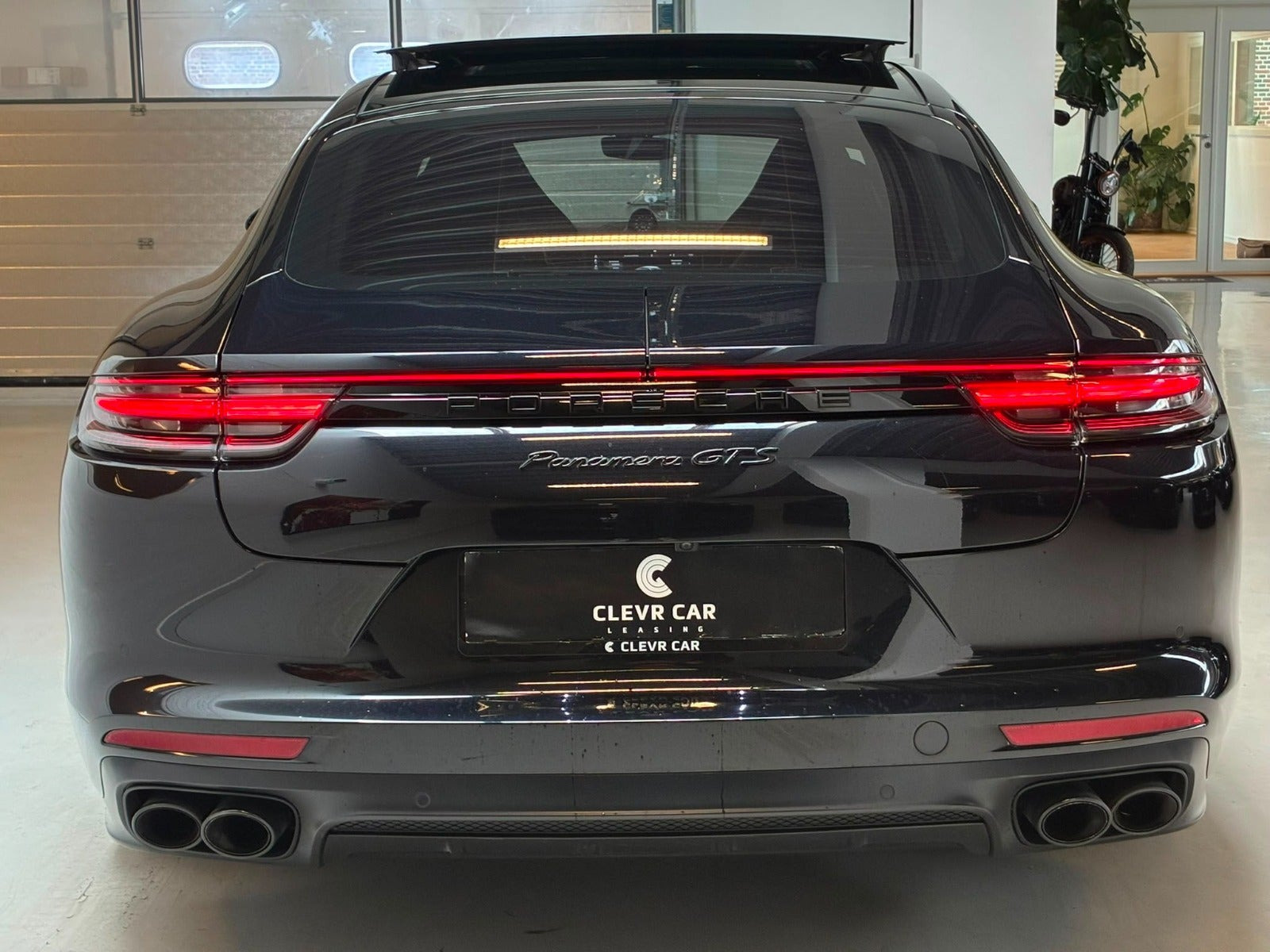 Sort Porsche Panamera GTS fra 2019
