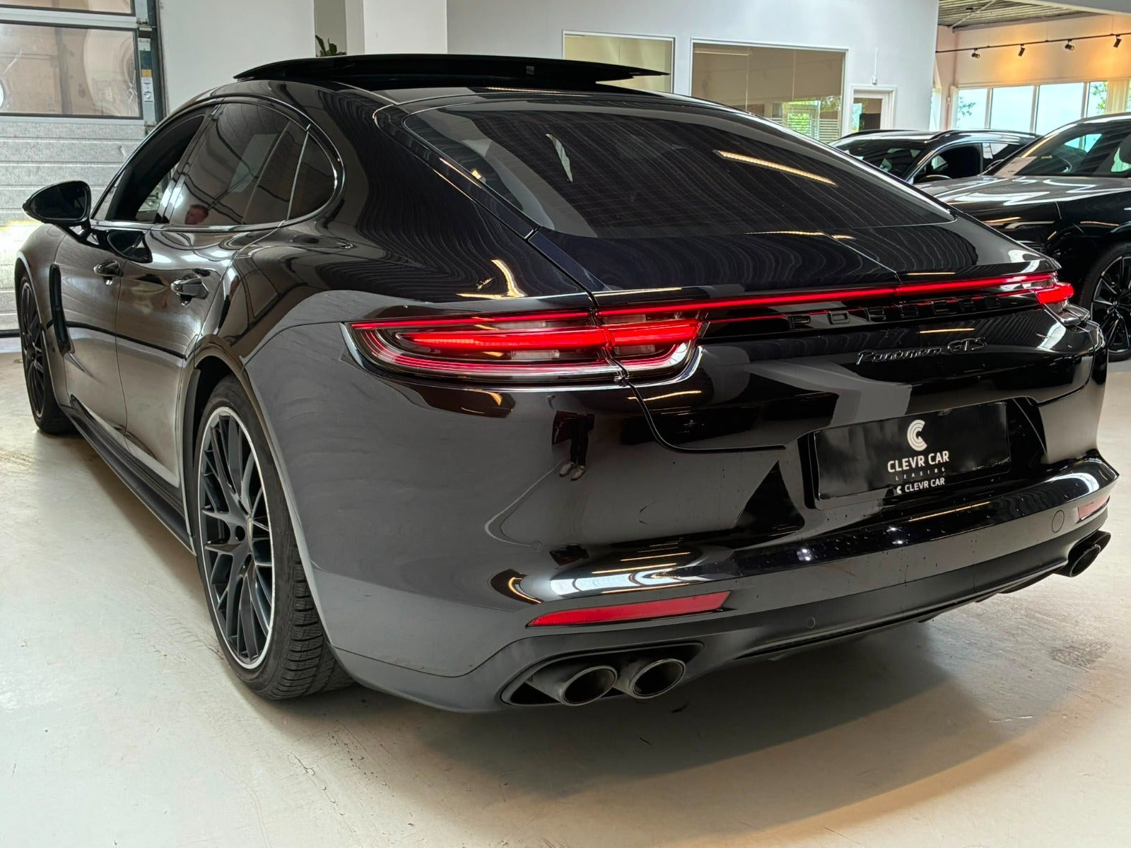 Sort Porsche Panamera GTS fra 2019