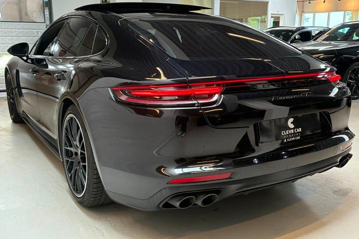 Sort Porsche Panamera GTS fra 2019