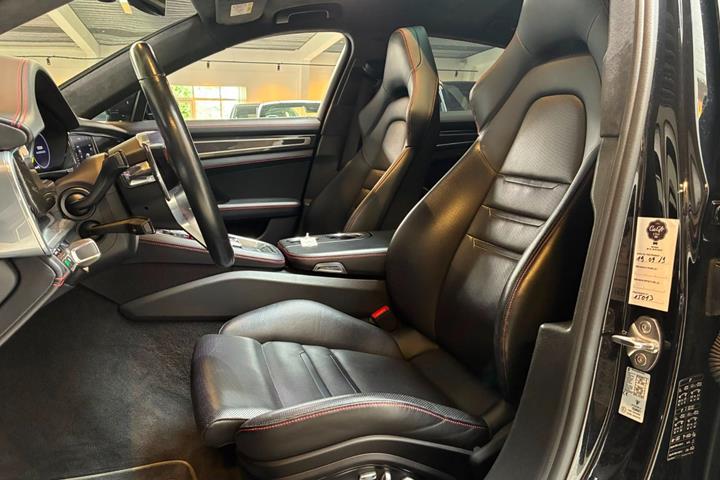 Sort Porsche Panamera GTS fra 2019