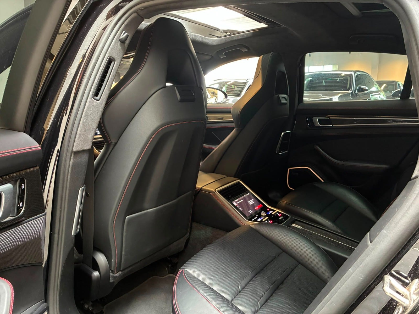 Sort Porsche Panamera GTS fra 2019