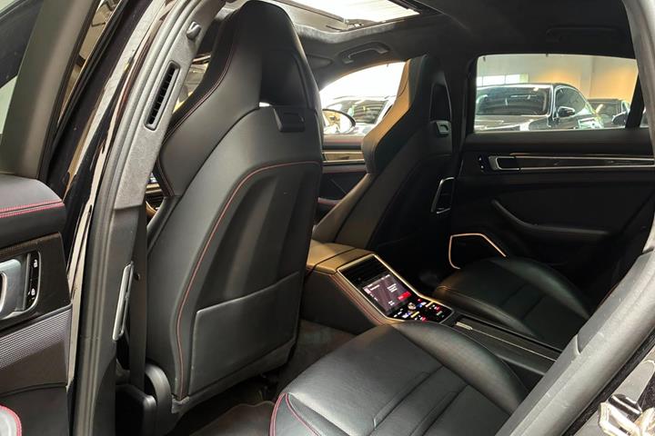 Sort Porsche Panamera GTS fra 2019