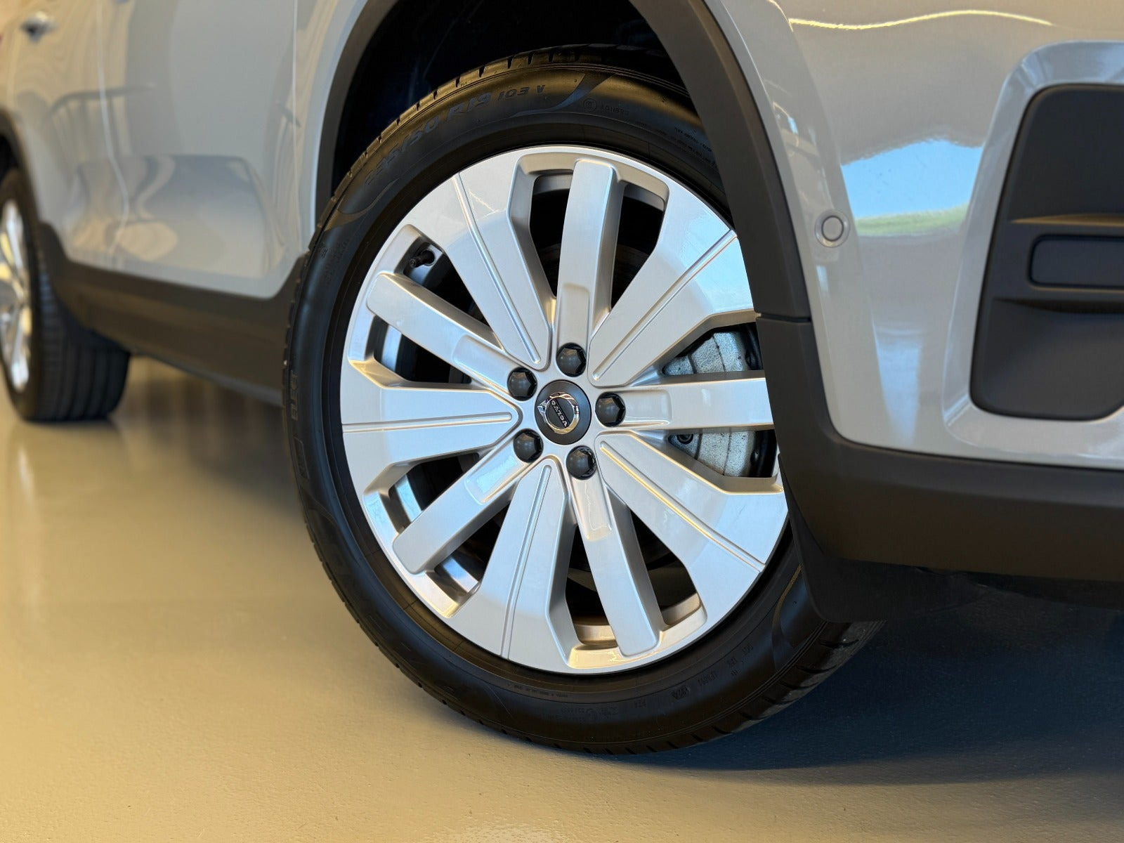 Grå Volvo EX40 fra 2024