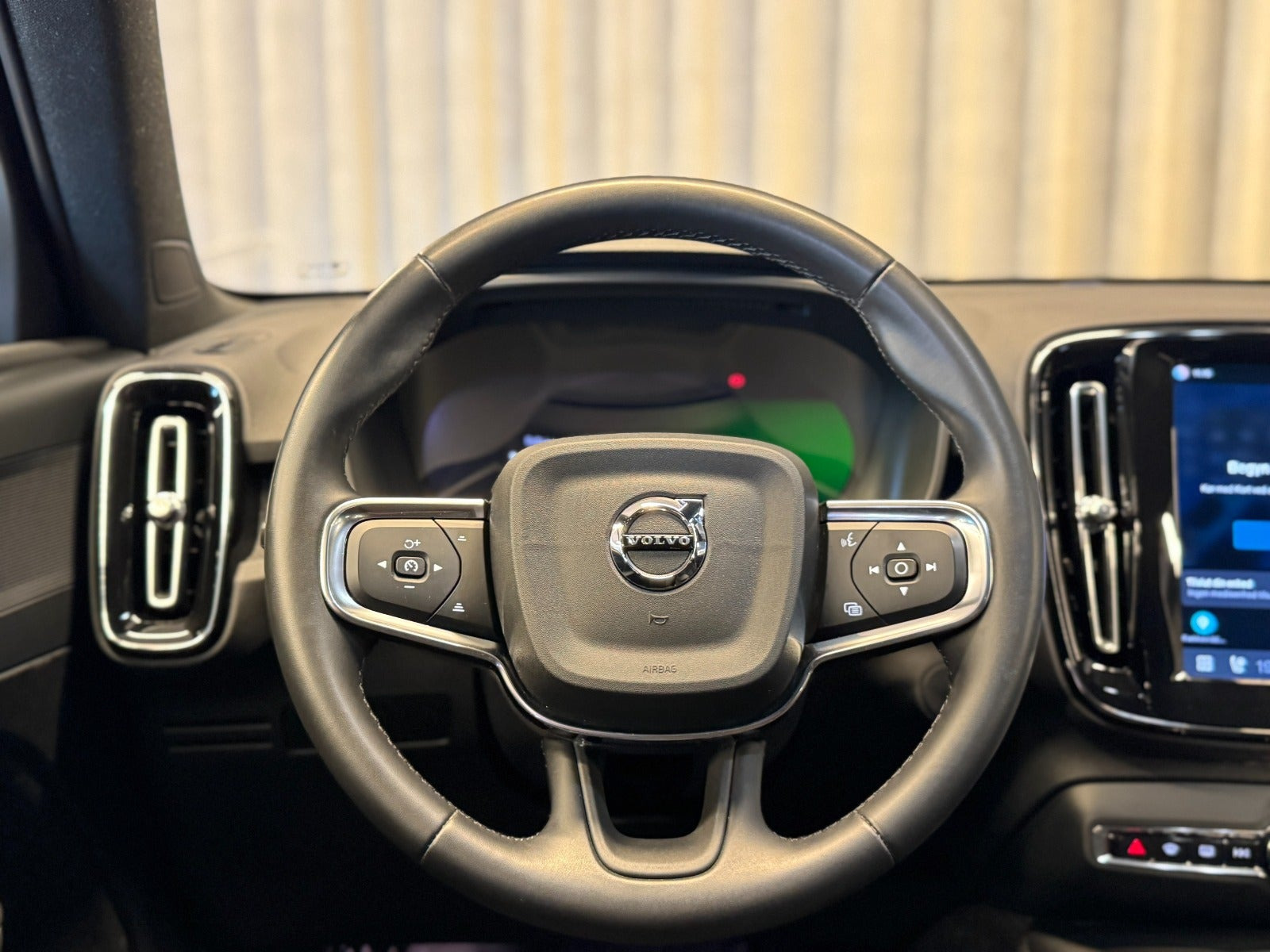 Grå Volvo EX40 fra 2024