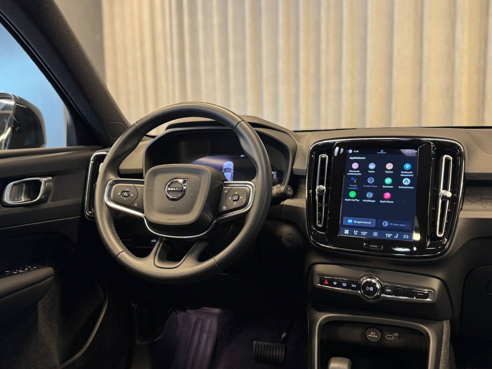Grå Volvo EX40 fra 2024