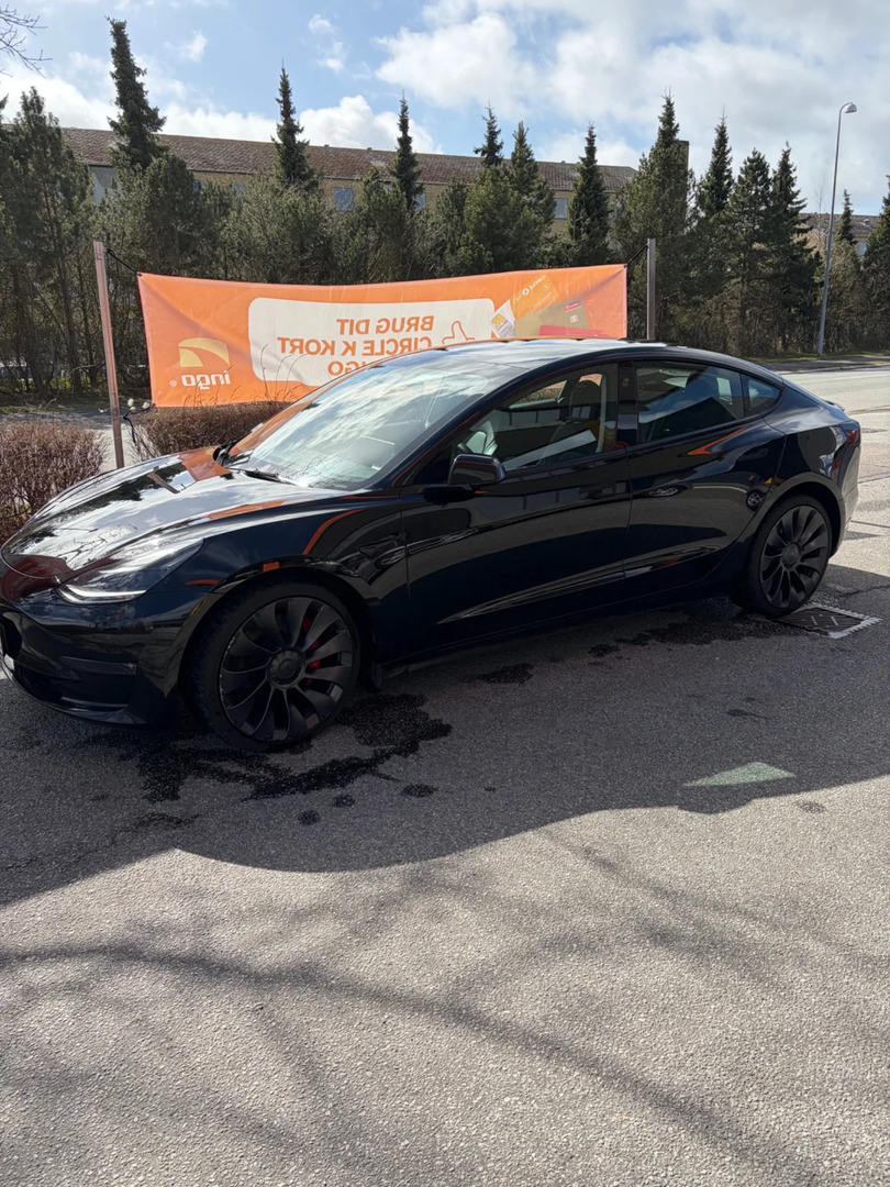 Sort Tesla Model 3 fra 2022