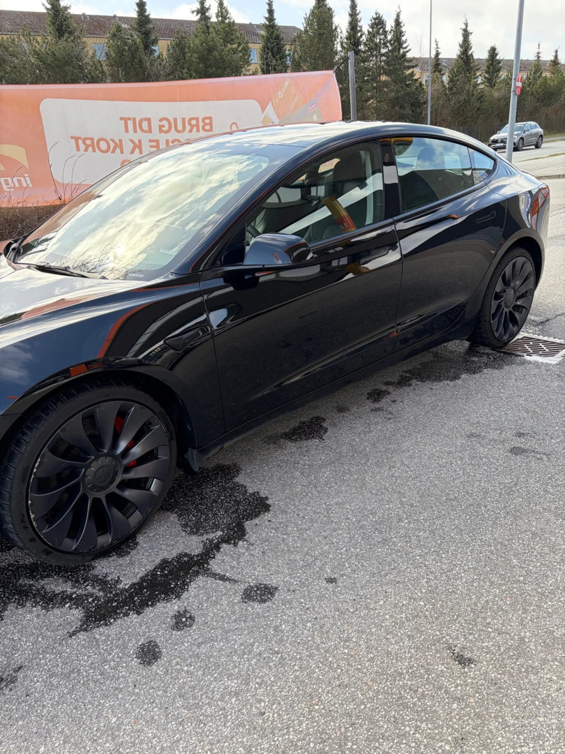 Sort Tesla Model 3 fra 2022