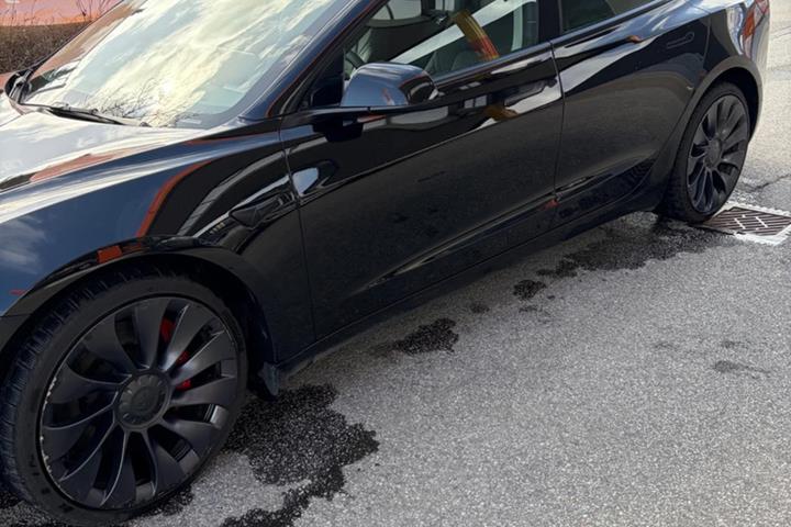 Sort Tesla Model 3 fra 2022