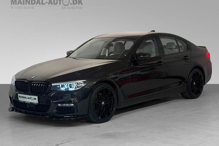 Rød BMW 530d fra 2017 set udefra