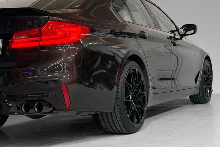 Rød BMW 530d fra 2017