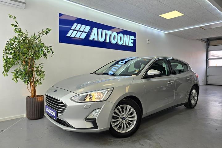 Sølv Ford Focus fra 2018 set udefra