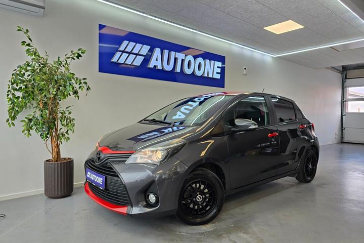 Grå Toyota Yaris fra 2016