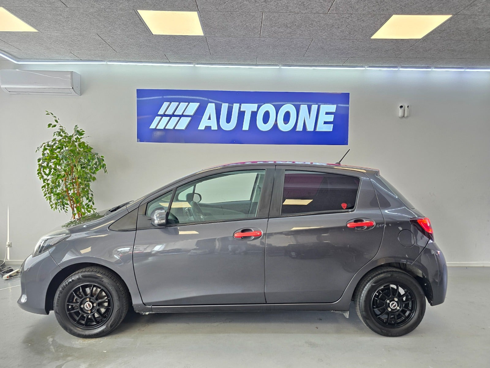 Grå Toyota Yaris fra 2016