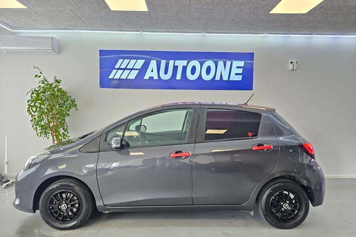 Grå Toyota Yaris fra 2016
